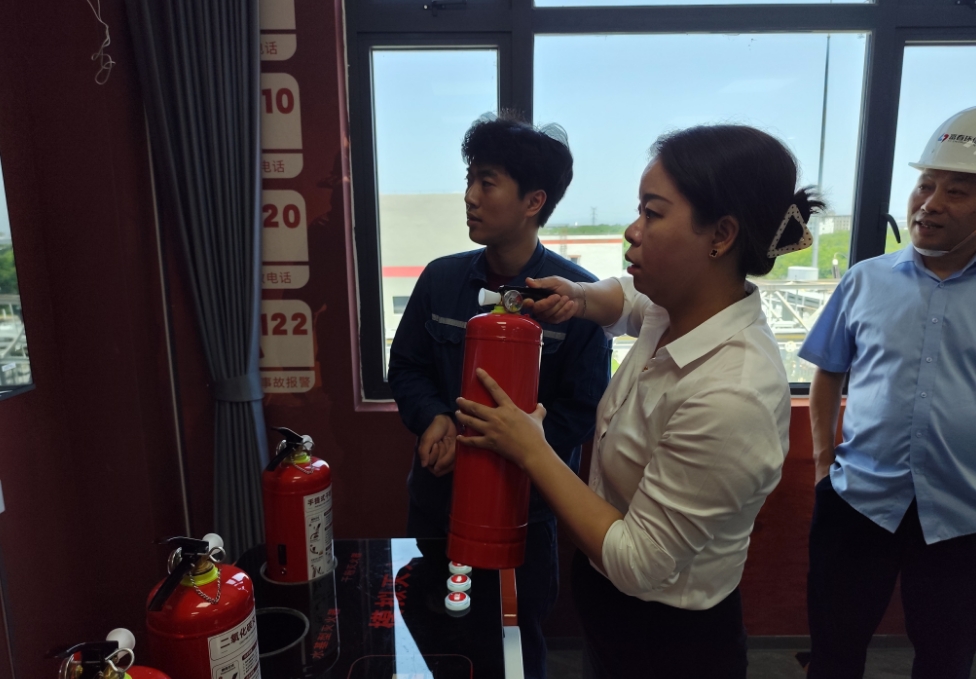 世界杯环保党委书记万娇一行赴铂瑞能源（资阳）发展安全专项查抄